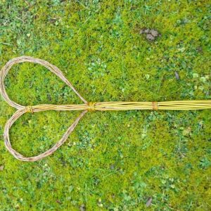 Cœur tressé en osier vivant prêt à planter.